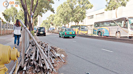 大昌街馬路旁被堆放大量竹枝，多月來均無人處理。