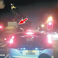 有「車Cam」攝得工程車（箭嘴示）衝紅燈推前的士再撞倒途人。（互聯網圖片）