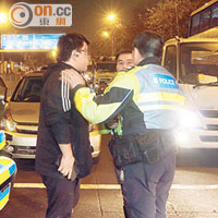 拖車司機（圖）及工程車司機昨日被警方拘捕。