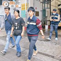 入境處人員於聯仁街垃圾站拘捕懷疑黑工，並證實她持雙程證來港。