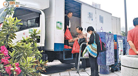 天水圍屋邨有貨車運送食油、米、雞蛋等日用品至屋邨內，公然違泊擺賣。