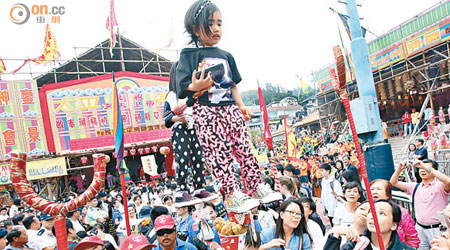 長洲太平清醮去年其中一台飄色以韓劇《來自星星的你》女主角千頌伊為主角。