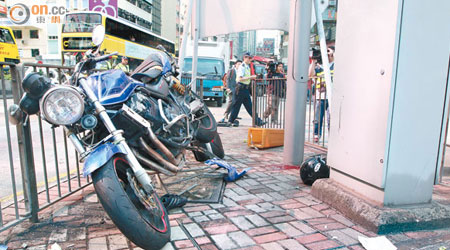 肇事電單車損毀。（張世洋攝）