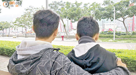 陳先生的胞弟（右）慘遭健身中心以疲勞轟炸式推銷。