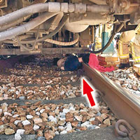 攝影師被撞後遭捲入列車底（箭嘴示）。（互聯網圖片）