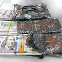 羅湖海關從被捕港客搜出不同貨幣的現鈔。（互聯網圖片）