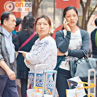 有經濟學者指，港府應着手改善本港的旅客承載力及旅遊設施。