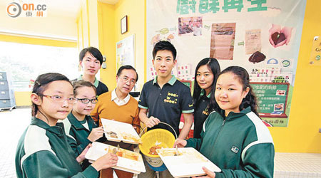 小學生、校長及齊惜福代表，齊齊參與廚餘堆肥計劃。