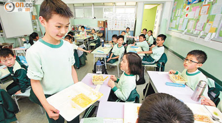 每日午餐後，由環保大使檢查同學的飯盒，再按廚餘多寡評分。