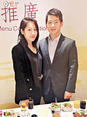 仇曼瑩（左）與弟弟仇祖薰拍住上與航空公司合作推出飛機餐。（湯佳樂攝）