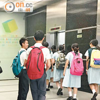 教育局將途經九龍塘教育服務中心的市民，也計算入訪客人次之內。