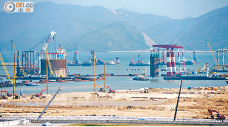 涉款逾三百億元的多份港珠澳橋香港段工程延期截標，隨時超支。（資料圖片）