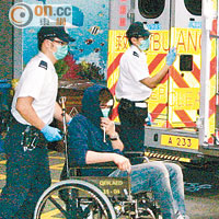 受傷男子坐輪椅到醫院治理。