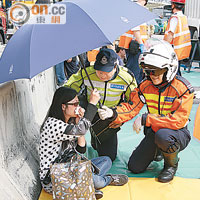 救護員一度為傷者打傘遮太陽。(黃永健攝)