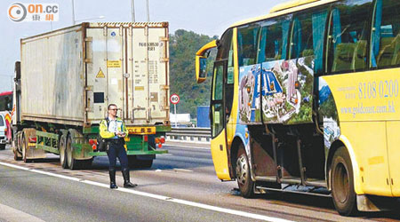 意外涉及輕型貨車、貨櫃車及穿梭巴士。（林明強攝）