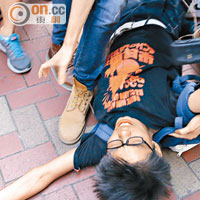 學民思潮召集人黃之鋒報稱在大埔被便衣警推跌地上。（梁鵬威攝）