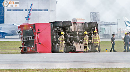 消防快速截擊車於機場滑行道例行試車時失事翻側，多名消防員到場救援。（黃君堡攝）