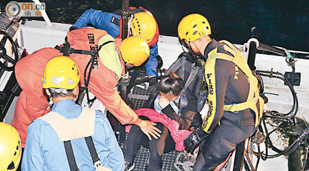 跳海獲救內地女子，由消防小艇送上岸。（王偉安攝）