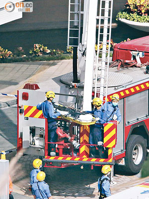 消防員架起雲梯將死者遺體運載到地面。（左錦鴻攝）