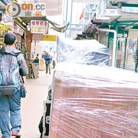雜物阻街 <br>不少店舖及檔販均將貨物放置行人通道，造成阻塞。