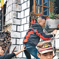 西藏<br>西藏邊防人員協助災民疏散。（中新社圖片）