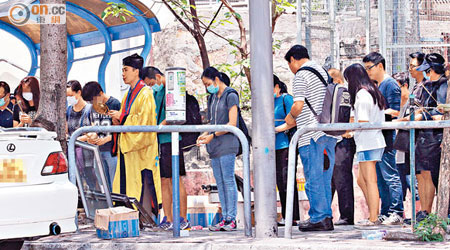 車房東主的親友在車房對面進行儀式招魂。（黃永健攝）