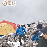 雪崩的一刻<br>雪崩撲至，登山客爭相躲避。