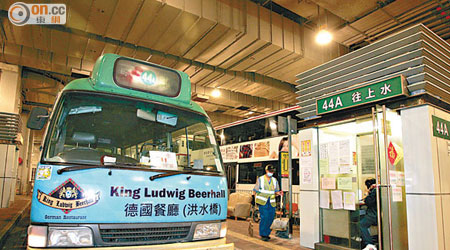 有市民指44A專線小巴班次不足，無法滿足中途站乘客需求。
