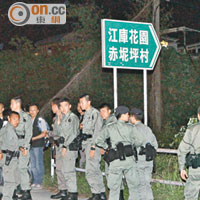 大批警員進入赤泥坪村（舊稱赤坭坪）搜捕綁匪。（楊日權攝）