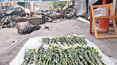 有市民在現場放下大量鮮花悼念死者。（李立揚攝）