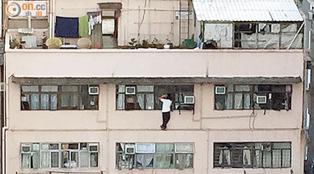 一名哥倫比亞籍男子在高陞街一單位爬出窗外危站。