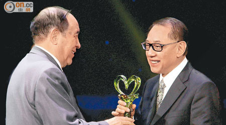 楊受成（右）獲司馬義‧艾買提頒授「中國慈善榜年度慈善家」獎座。（受訪者提供）