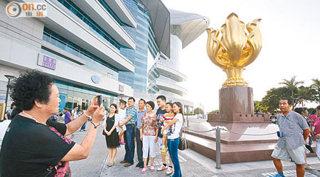 五一假期料只有約二百五十個內地團訪港，較平日下跌三成七。