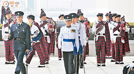 曾偉雄（中）讚揚香港警隊是世界上最優秀的警隊，相信未來可迎難而上。（陳德賢攝）