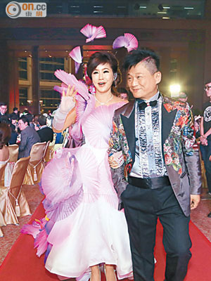 葉俊亨（右）及葉鍾佩雲夫妻同心創業成功，寫下又一章香港傳奇。