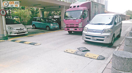 天頌苑露天停車場減速壆斷開兩截，足夠車輛在中間通過。