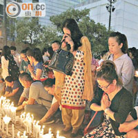 尼泊爾駐港領事館昨傍晚在九龍公園舉行燭光祈禱會。（高嘉業攝）