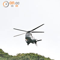 飛行服務隊直升機在飛鵝山附近進行協助搜索。（吳欽旺攝）