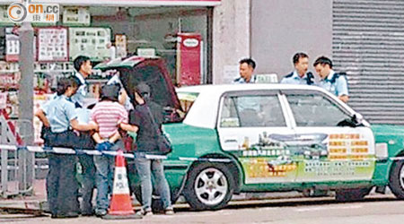 警員帶同「芳姐」搜查的士車尾箱。(讀者張先生提供)