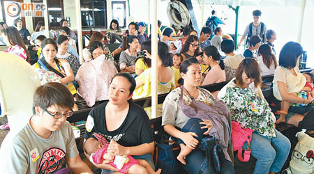 一批媽媽在天星小輪上快閃餵母乳，捍衞媽媽在公共交通工具上餵母乳的權利。（媽媽牌同盟提供）