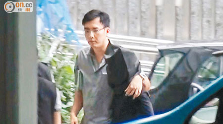 探員押解疑犯鄭興旺返東九龍總區刑事總部扣查。（吳遠輝攝）