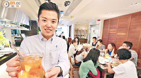 「咖啡弄」香港店經理許益豪指店舖是今次事件的受害者。（蘇文傑攝）