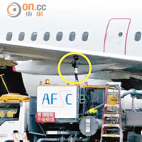 一般航機入油情況 <br>其他航機加油時油喉接駁至機翼的加油位置。（讀者提供）
