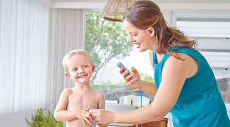 遙距醫療工具方便家長們在家中自行為幼童檢查。（互聯網圖片）