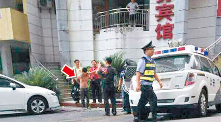深圳公安搜查綁匪曾落腳的一間賓館，拘獲綁匪同黨（箭嘴示）。（互聯網圖片）