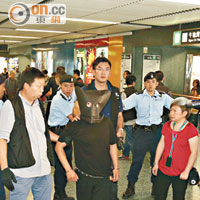 彩虹港鐵站 <br>疑犯被押至港鐵彩虹站一間便利店後離開。