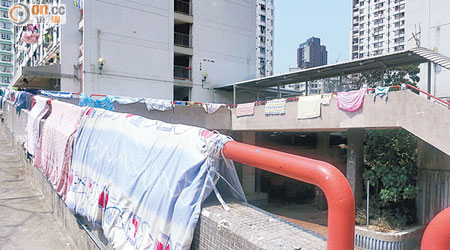 李鄭屋邨有大量棉被於欄杆晾曬，被指阻礙居民使用欄杆。