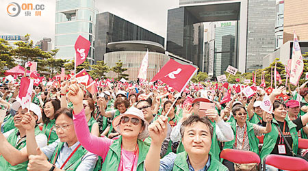 廣東社團總會昨於添馬公園集會撐政改，聲稱有近二千人參加。（袁志豪攝）