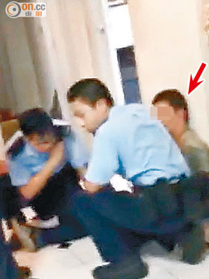 警員趕抵將疑匪（箭嘴示）制服拘捕。（讀者提供）