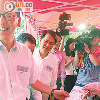 曾德成（左）見到模擬選票齋笑冇投票。